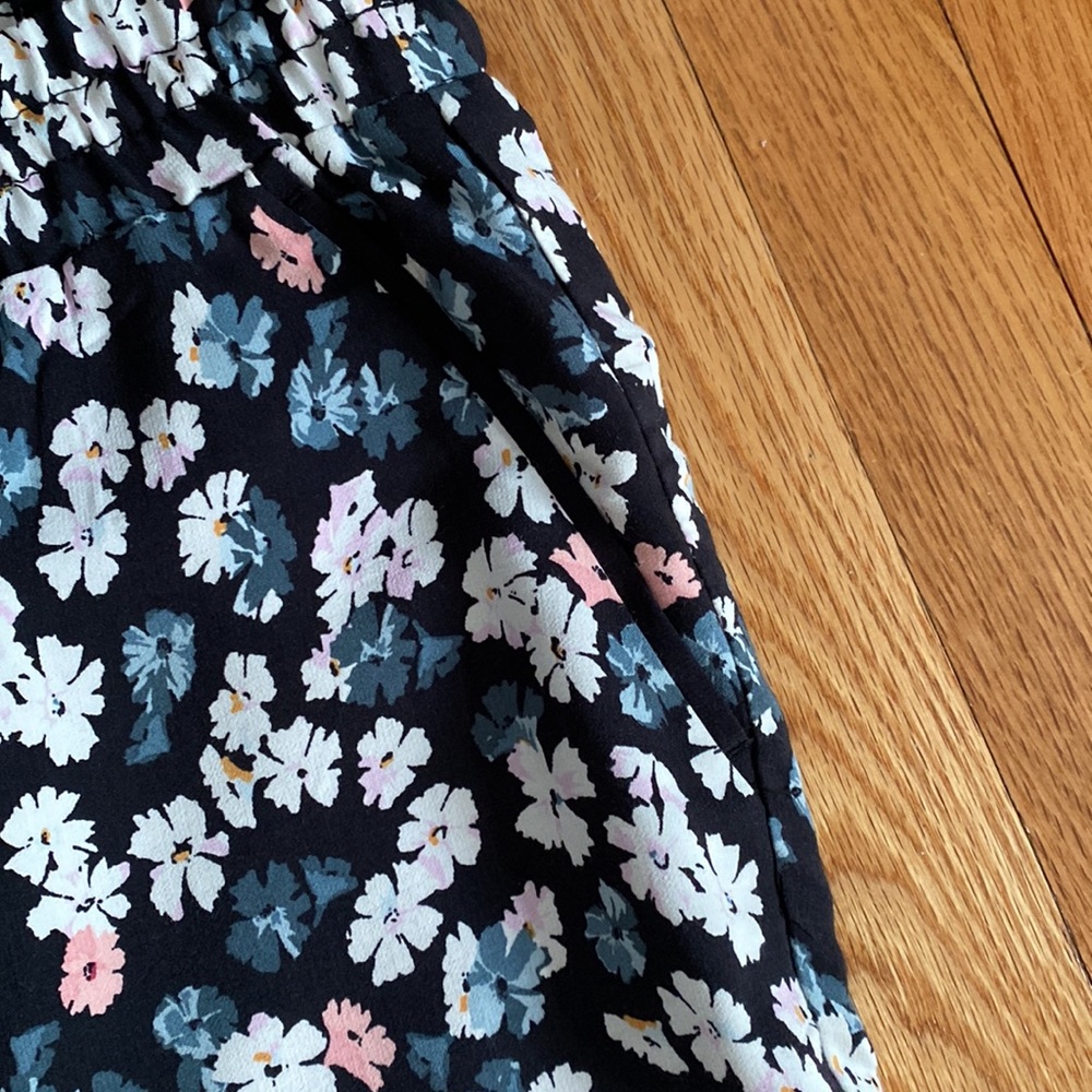 LOFT petite fluid, wide leg crop pants with functional pockets and drawstring - Picture 4 of 7